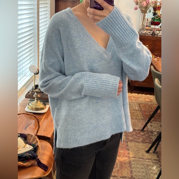 J. Crew V- Neck sweater in supersoft yarn Size L heather blue - Picture 5 of 11